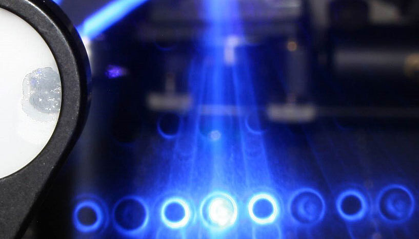 Langzeitbelichtung eines Lasers mit verdrehter Wellenfront. Die Löcher im Strahl kommen von destruktiver Interferenz im Zentrum der Verdrehungen (Copyright: Faculty of Physics, University of Vienna).
