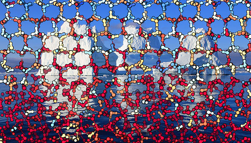 Darstellung der Grenzfläche zwischen Eis und Wasser, welche sich durch Computersimulationen in molekularer Auflösung untersuchen lässt. Die Wassermoleküle sind nach Stärke der Van-der-Waals-Kräfte (von blau = schwach nach rot = stark) eingefärbt. Diese Wechselwirkungen sind für die Dichte-Anomalie von Wasser verantwortlich und sorgen somit dafür, dass Eis auf der Wasseroberfläche schwimmt (Copyright: Tobias Morawietz und Andreas Singraber).