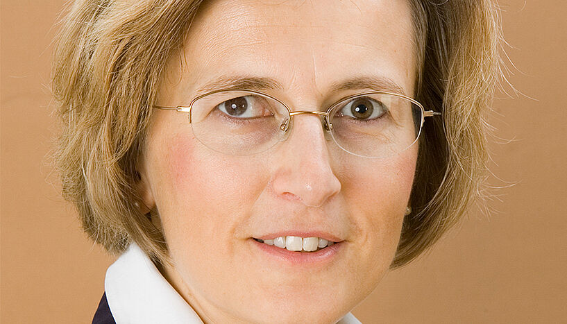 Die Professorin für Computational Science, Monika Henzinger, lächelt in die Kamera.