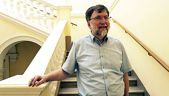 Soziologe Franz Kolland auf Treppe
