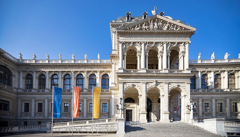 Außenasicht des Eingangsbereichs des Hauptgebäudes der Universität Wien
