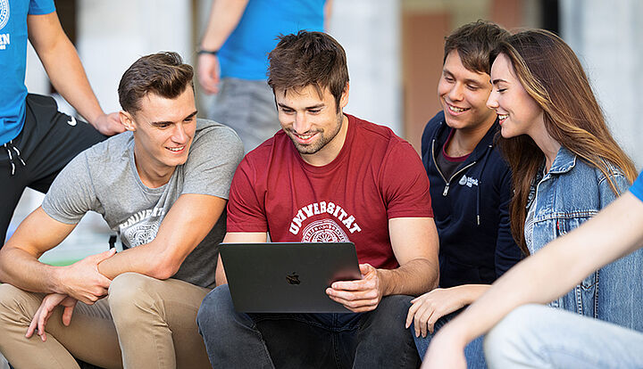 eine Gruppe Studierender mit Laptop