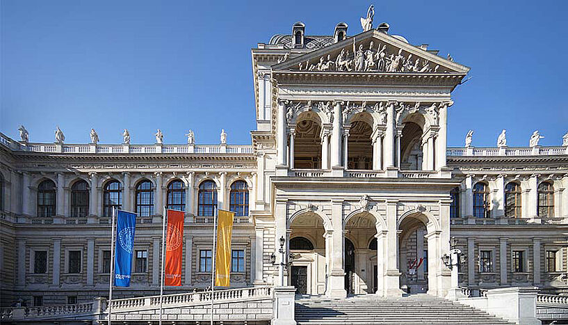 Abb. 1: Frontansicht des Hauptgebäudes der Universität Wien