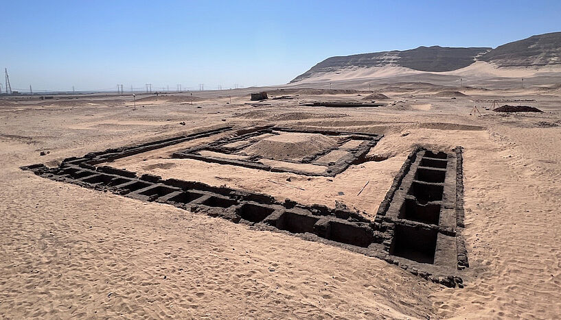 Abb. 1: Bild des Grabkomplex der Königin Meret-Neith in Abydos