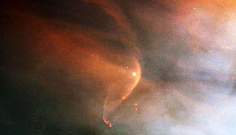 Abb. 1: Infrarotbild der Schockwelle (roter Bogen), die von dem massereichen Riesenstern Zeta Ophiuchi in einer interstellaren Staubwolke erzeugt wird.