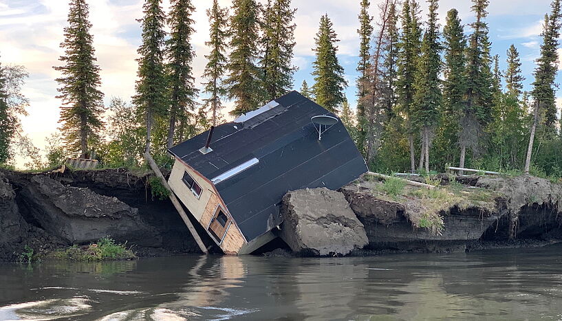 Abb. 1: Bild eines in einen Fluss stürzenden Hauses, Mackenzie River Delta (Kanada)