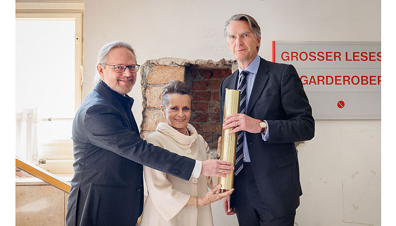 Nikolaus Rappert, stellvertretender Leiter der Universitätsbibliothek, Christine Dornaus, Geschäftsführerin der Bundesimmobiliengesellschaft, und Sebastian Schütze, Rektor der Universität Wien, deponierten anlässlich des Umbau-Starts auch eine Zeitkapsel.