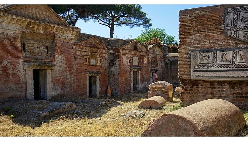 Ein Foto der der römischen Kaisernekropole auf der Isola Sacra in Fiumicino, Rom
