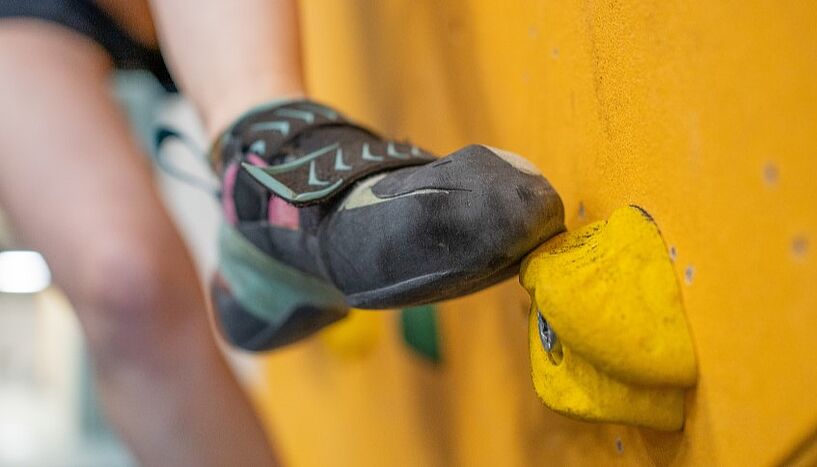 Abb. 1: Bild einer Nahaufnahme von einem Kletterschuh.
