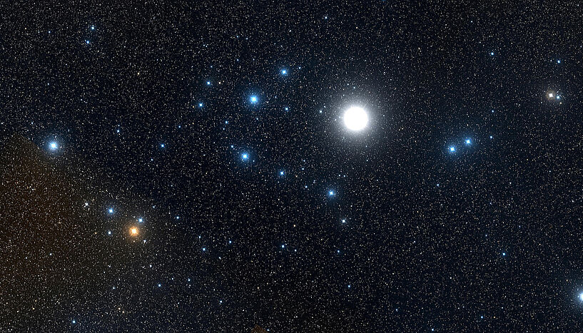 Alpha Persei: Ein optisches Bild des Sternhaufens Alpha Persei aus dem zweiten Digitized Sky Survey (DSS2).
