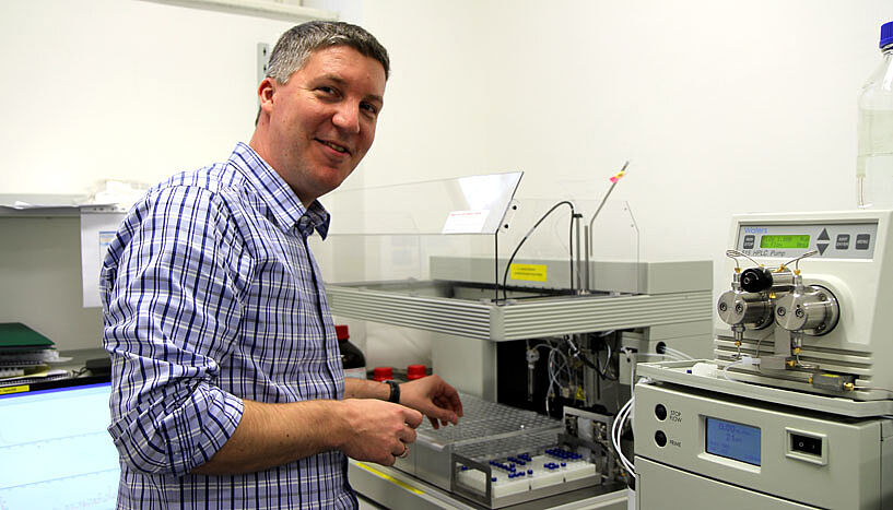 Christian Becker schneidert Moleküle für die moderne biologische Forschung – medizinische und biotechnologische Anwendungen (Copyright: Universität Wien).