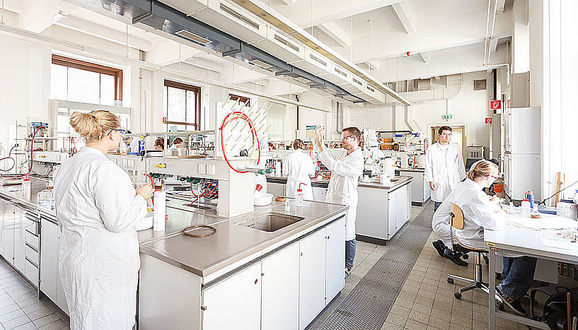 Junge Forscherinnen und Forscher im Labor.