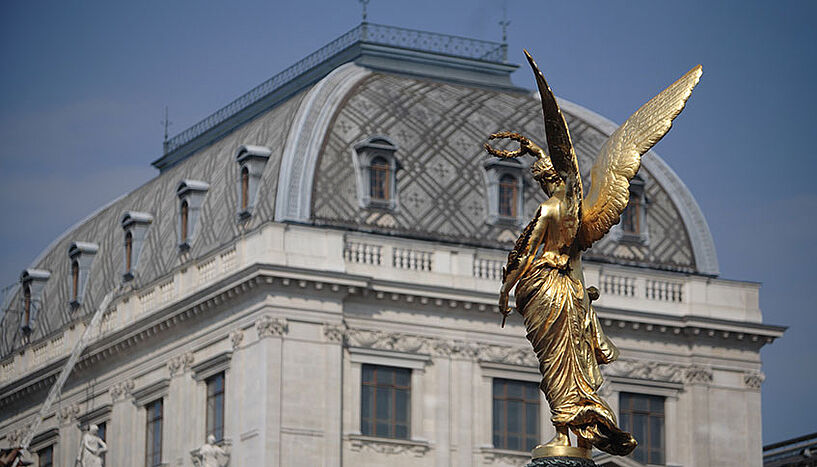 Dach vom Hauptgebäude der Uni Wien mit goldener Statue im Vordergrund
