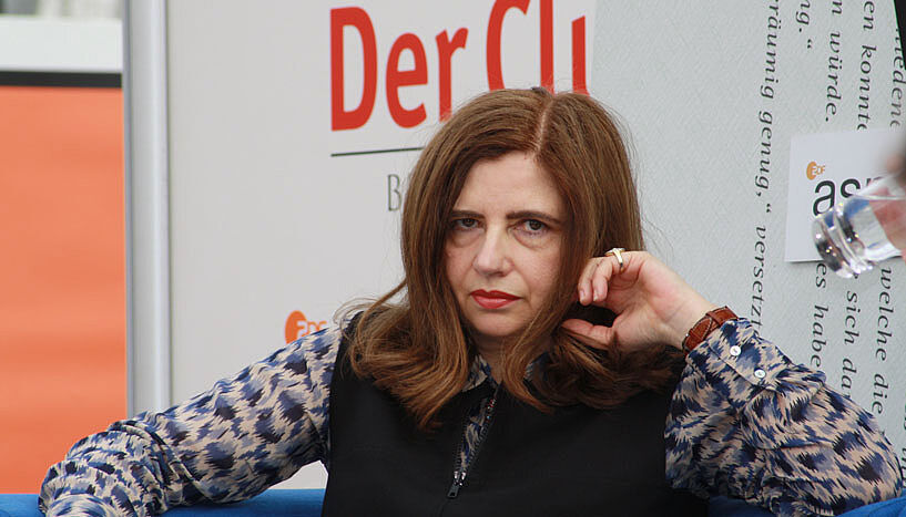 Sibylle Lewitscharoff blickt bei der Leipziger Buchmesse im Jahr 2009 ernst in die Kamera.