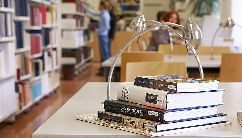 Bücherstapel in einer Bibliothek der Universität Wien.