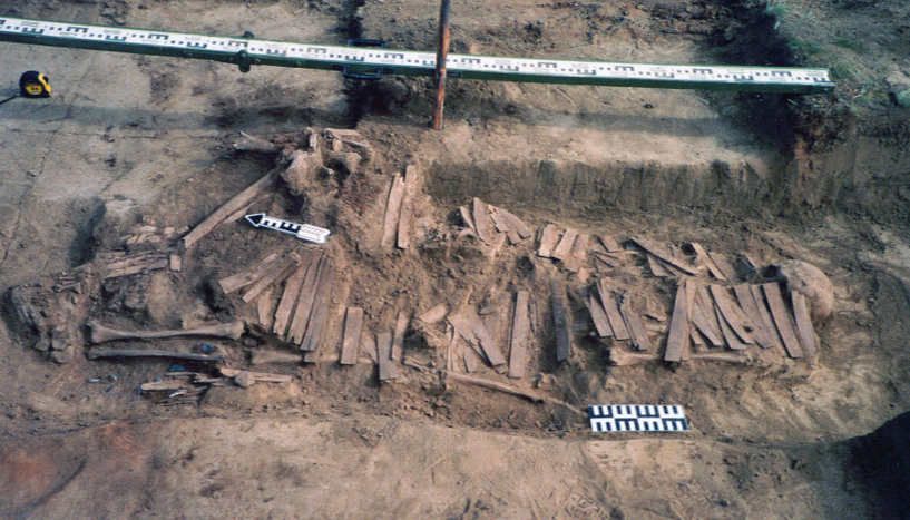 Foto eines Kriegerbegräbnisses mit Knochenpanzerplatten in der Kyordyughen-Stätte (Ymyakhtakh-Kultur, Zentralsibirien, ca. 2000 v. Chr.).