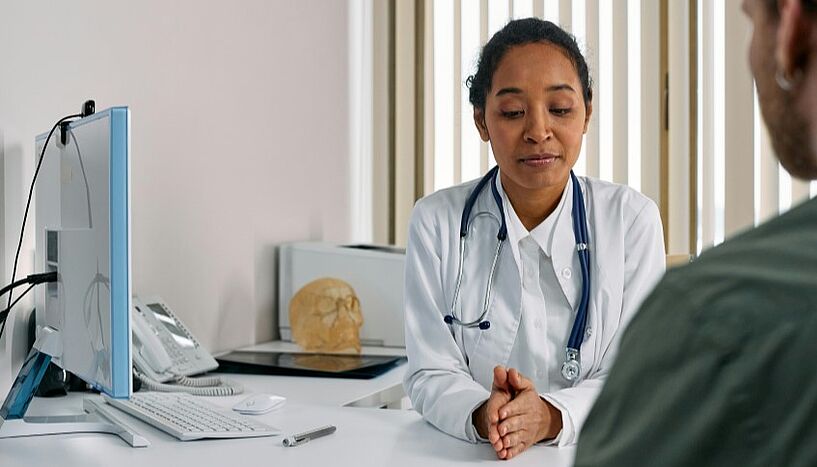 Bild einer Ärztin, die ein Patientengespräch führt.