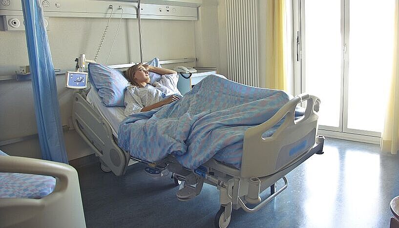 Frau im Krankenhausbett