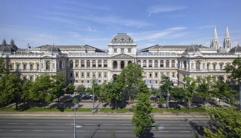 Ein Foto zeigt das Hauptgebäude der Universität Wien in der Frontansicht