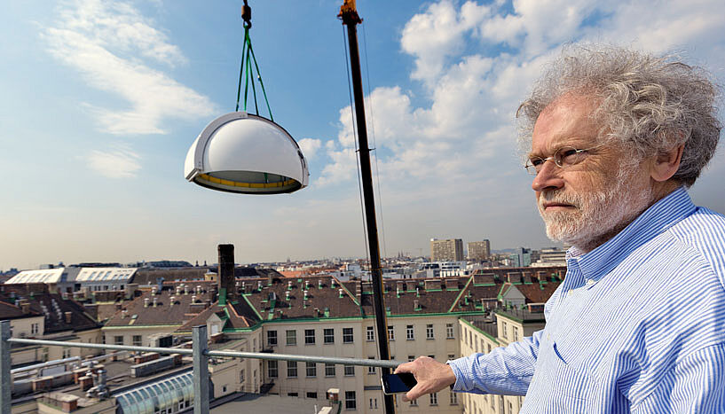 Anton Zeilinger bei den Montagearbeiten des Vienna Quantum Space Test Link auf dem Dach der Fakultät für Physik der Universität Wien (Copyright: IQOQI).
