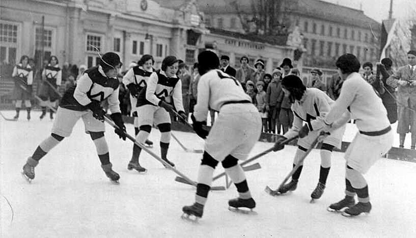 Im Bild das erste weibliche Eishockeyteam Österreichs 1930/31