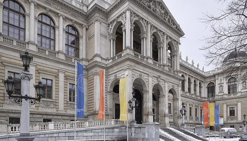 Foto des verschneiten Eingangsbereichs des Hauptgebäudes der Universität Wien