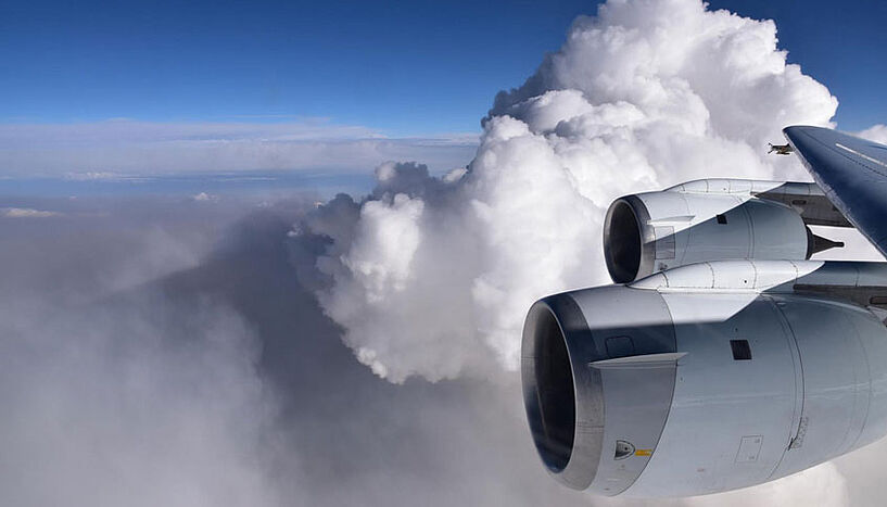 Wolken mit Flugzeug aus der Perspektive des Flugzeugs