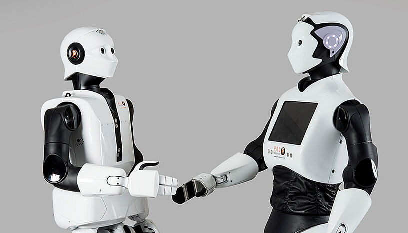Zwei Roboter schütteln sich die Hände