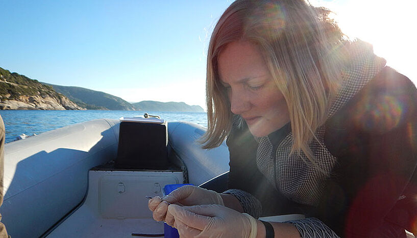 Das Foto zeigt Projektleiterin Jillian Petersen auf einem Schlauchboot.