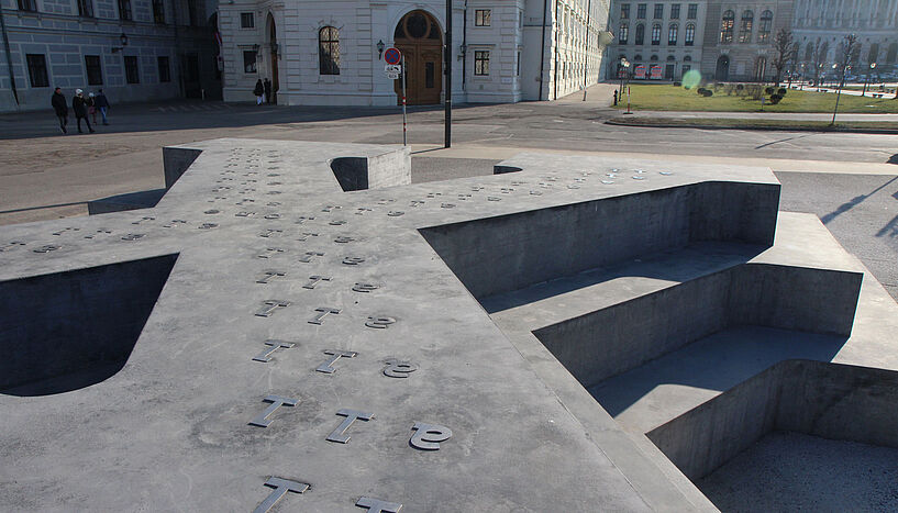 Das Foto zeigt das Denkmal für die Verfolgten der NS-Militärjustiz am Ballhausplatz im 1. Bezirk.