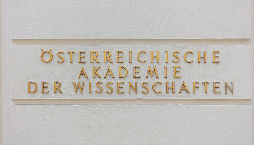 Schriftzug in Gold: Österreichische Akademie der Wissenschaften
