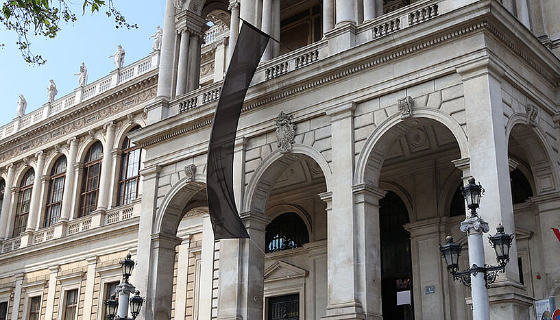 Schwarze Fahne über dem Haupteingang des Hauptgebäudes der Universität Wien