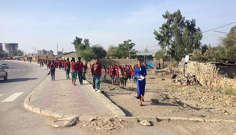 Gruppe Äthiopischer Schulkinder auf der Straße. 