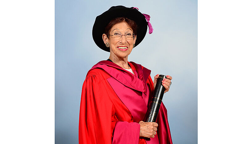 Ruth Wodak erhält Ehrendoktorat der University of Warwick.