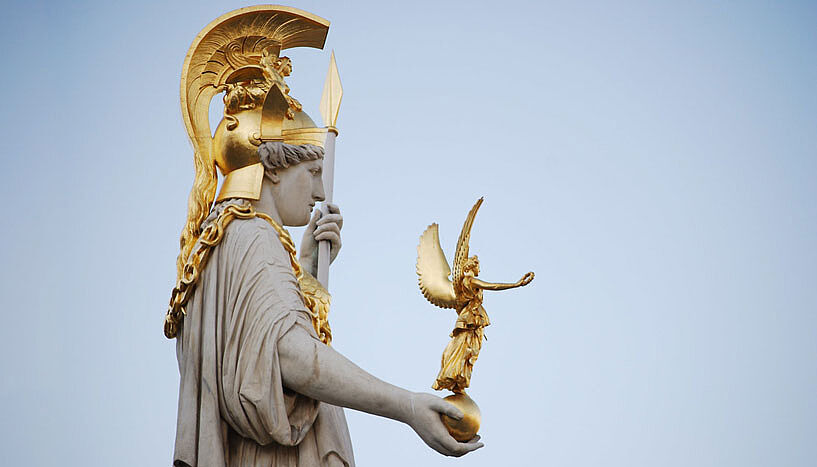 Die Statue der Pallas Athene vor dem Parlament in Wien steht hier sinnbildlich für die juristischen Entscheidungen. 