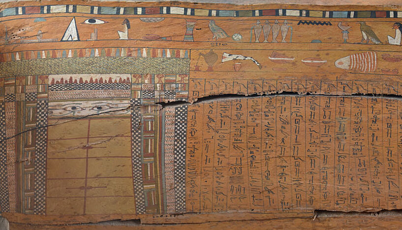 Die reichhaltigen Dekorationen auf Holzkastensärgen gewähren ForscherInnen der Uni Wien einen Einblick in die jenseitige Vorstellungswelt der alten Ägypter. Im Bild: Sarg des 