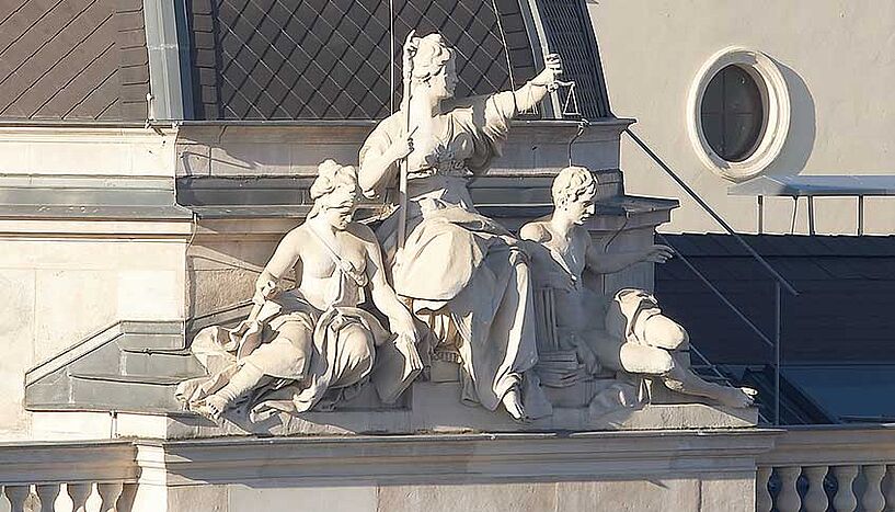 Statue der Justitia am Dach des Hauptgebäudes der Universität Wien.