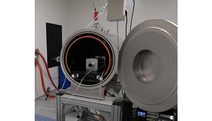 Fig. 3: Picture of the final payload within the thermal vacuum chamber at DLR Trauen for simulating the operation of the quantum processor in space.