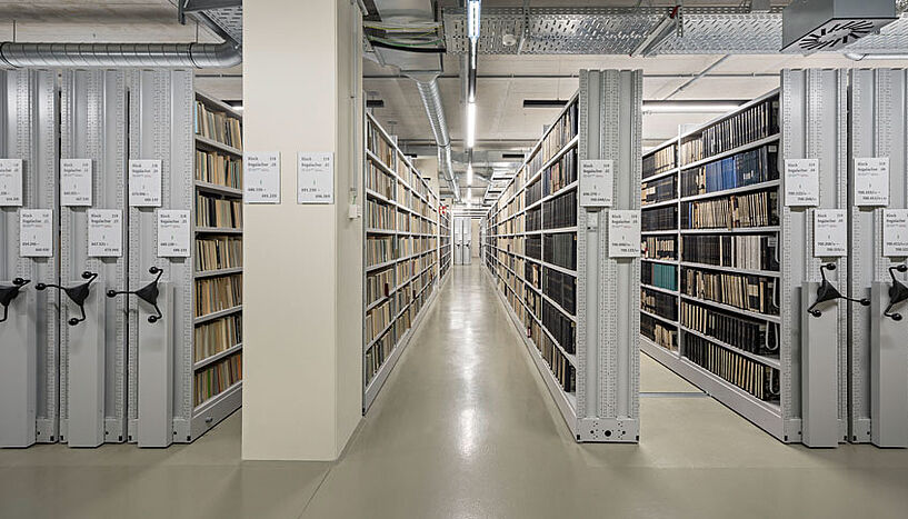 Foto von Bücherregalen im neuen Bücherdepot
