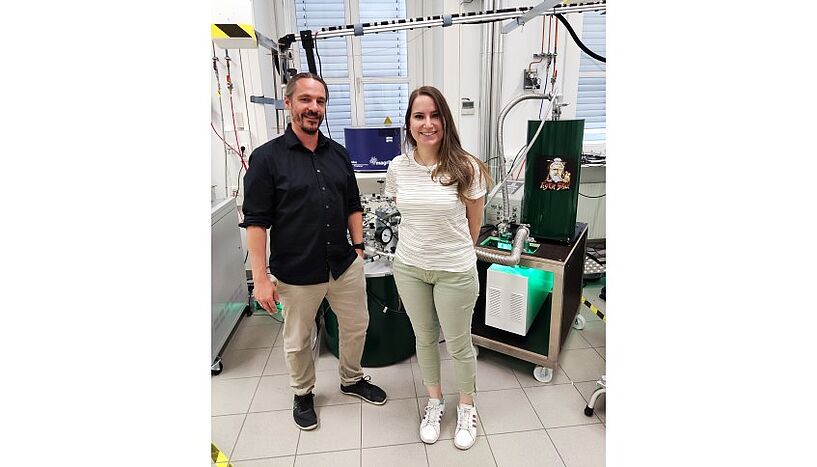 Dennis Kurzbach and Ludovica M. Epasto in front of the hyperpolarisation device. 