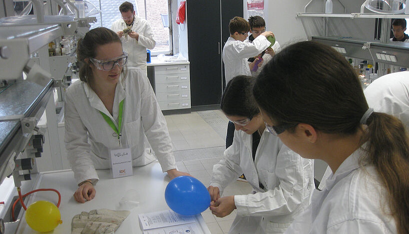 SchülerInnen in einem Chemie Labor