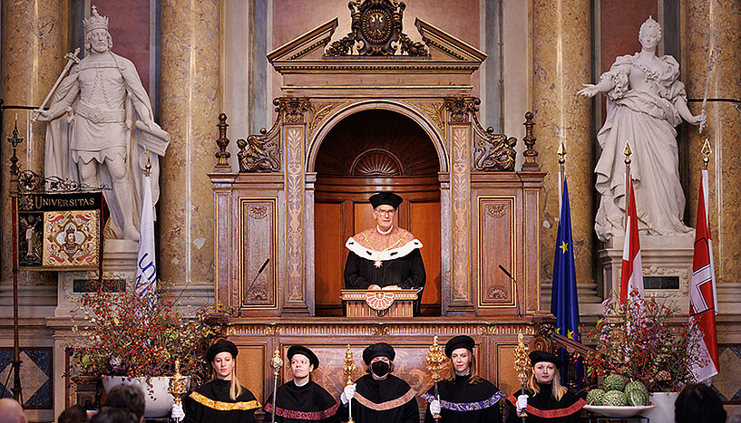 Der neue Rektor der Universität Wien Sebastian Schütze bei seiner feierlichen Inaugurationsrede am Rednerpult im Großen Festsaal.