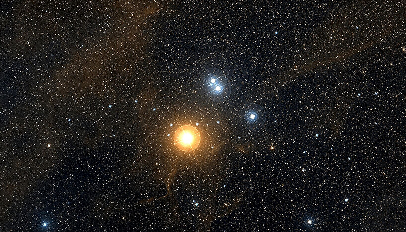Collinder 135: Eine optische Aufnahme des Sternhaufens Collinder 135 aus dem zweiten Digitized Sky Survey (DSS2). 
