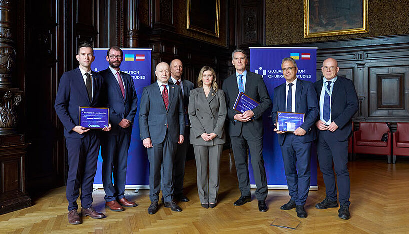 Photo of Thomas Baumgartner (Uni Innsbruck), Dean Jürgen Fuchsbauer (Uni Innsbruck), Ambassador Vasyl Khymynets (Ambassador of Ukraine in Austria), Senate Chairperson Martin Hitz (Uni Klagenfurt), First Lady Olena Zelenska, Rector Sebastian Schütze (Uni Vienna), Rector Peter Riedler (Uni Graz), Ambassador Gerhard Sailler (BMEIA)