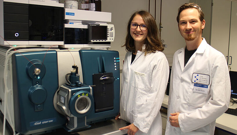 Benedikt Warth und Karin Preindl im Labor.