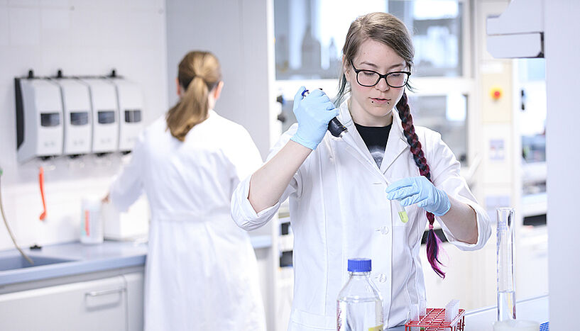 junge Wissenschafterinnen im Labor