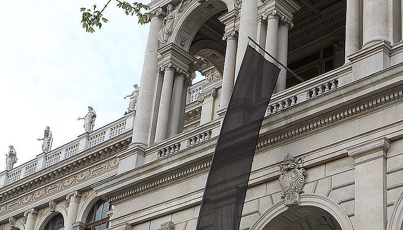 Hauptgebäude der Universität Wien mit schwarzer Fahne