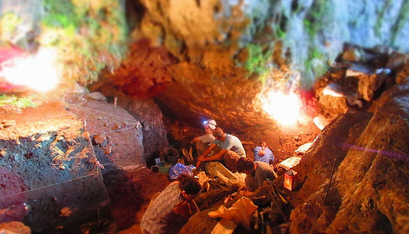 Forscher*innen bei einer Ausgrabung in einer Höhle
