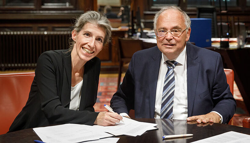 ELI-Präsidentin Christiane Wendehorst mit Heinz W. Engl, Rektor der Universität Wien bei der Vertragsunterzeichnung.