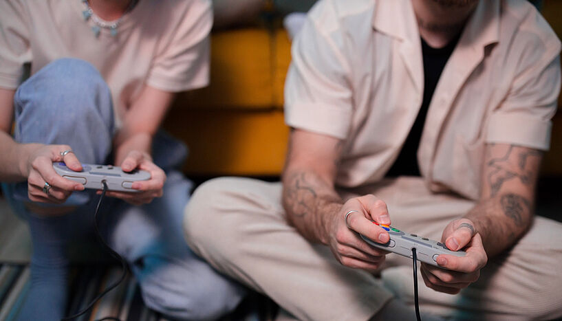 Bild von zwei Männern, die Controller für ein Videospiel in der Hand halten